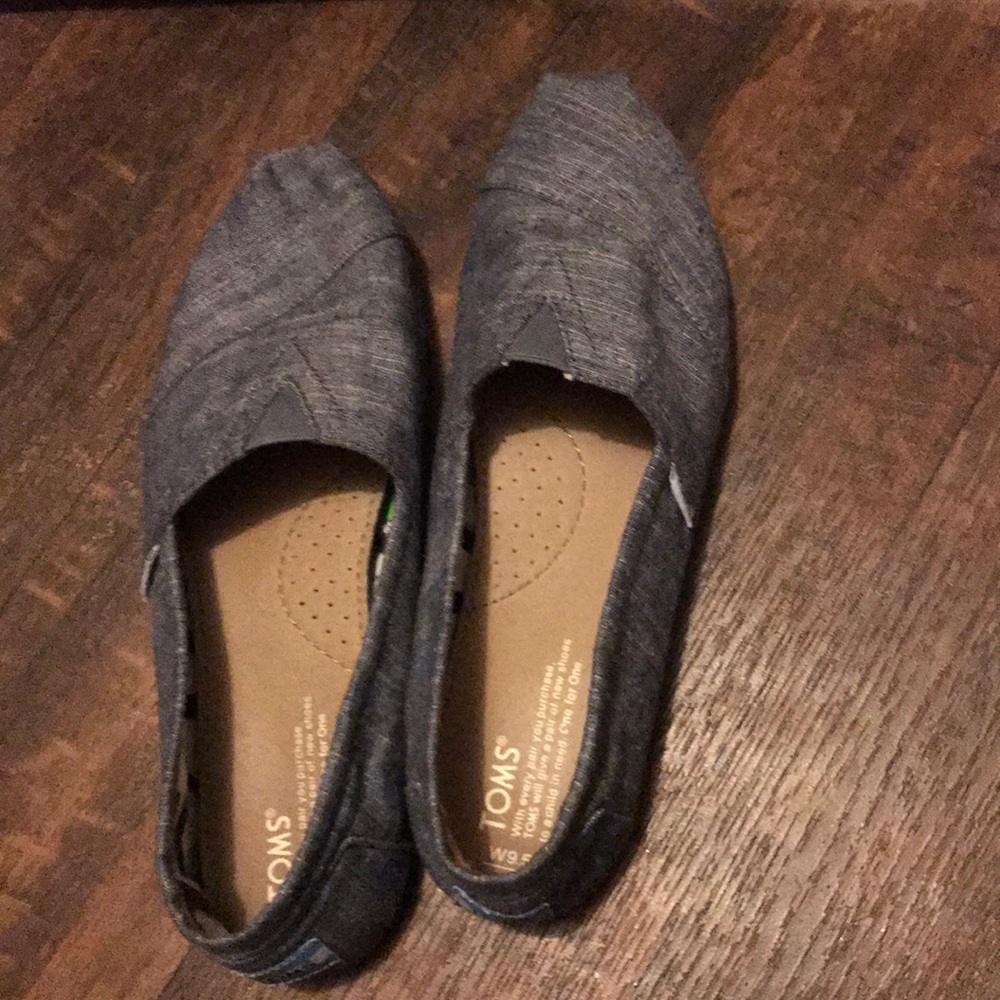 Women’s 9.5 Chambray Toms